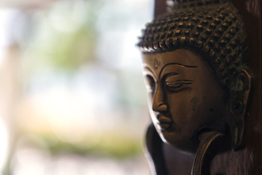 buddha image head stuck at the door