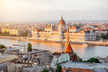 Fototapeta premium Widok na panoramę miasta ze słynnym budynkiem Parlamentu w świetle słońca w Budapeszcie na Węgrzech