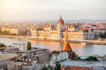 Crédence de cuisine en verre imprimé Budapest Vue sur le paysage urbain avec le célèbre bâtiment du Parlement pendant la lumière du coucher du soleil à Budapest, Hongrie