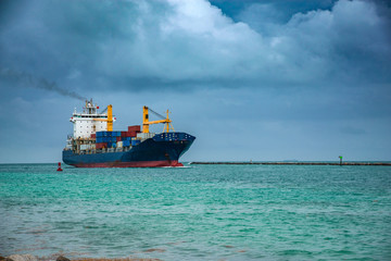 Obraz premium Cargo ship, Miami, Florida. Storm at sea