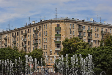 Obraz premium A residential house in Kharkiv not far from the opera house