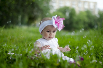 Девочка на траве .