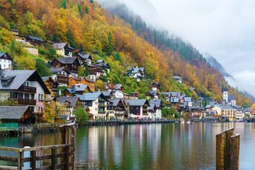 Fototapeta na wymiar Traditional homes near lake in famous Hallstatt village, Austria