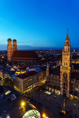 Naklejka premium Widok z lotu ptaka Nowego Ratusza i Marienplatz w nocy, Monachium, Niemcy