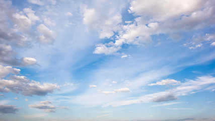 Fototapeta premium Wspaniałe błękitne niebo z chmurami na tle