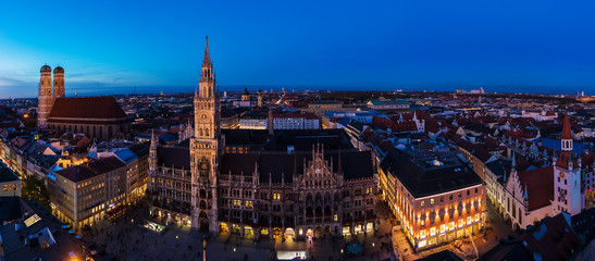 Naklejka premium Powietrzna szeroka panorama Nowego Ratusza i Marienplatz w nocy, Monachium, Niemcy