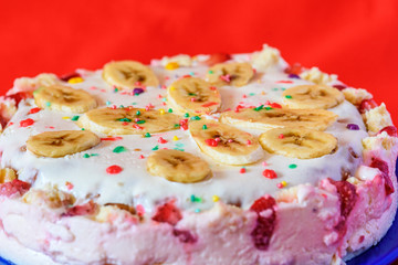 Sour cream cake with fruit