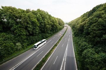 Bus auf einer Autobahn
