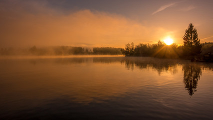 Fototapeta na wymiar Nebel an einem See