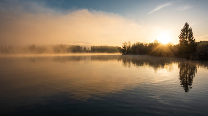 Fototapeta na wymiar Nebel zieht auf an einem See