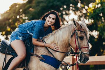 Obraz premium Young woman riding horse on the countryside