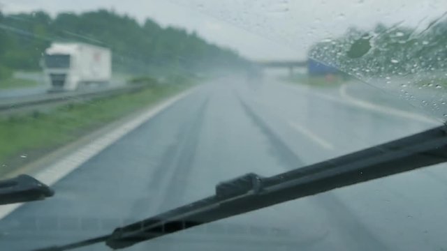 Schlechte Sicht bei Regen auf der Autobahn