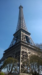 Eiffelturm unter blauem Himmel