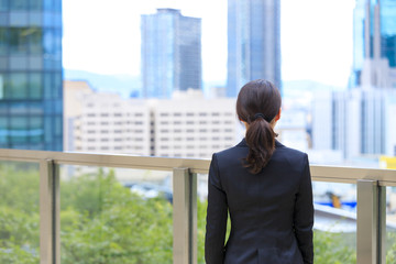 Fototapeta premium ビジネスウーマンと都会