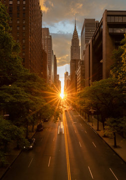 Manhattanhenge When The Sun Sets Along 42nd Street In NY