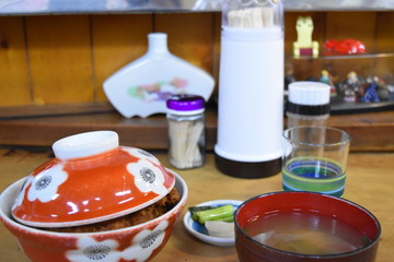 蓋を開ける楽しみ、ソースカツ丼