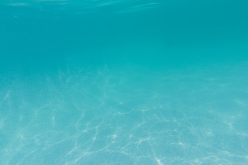 Fototapeta na wymiar Unterwasser im Pool