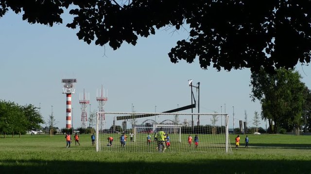 partita a calcio sullo sfondo l'aeroporto di Milano