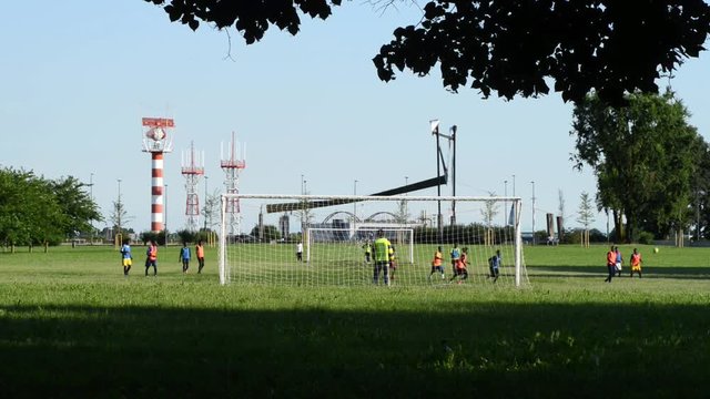 partita a calcio sullo sfondo l'aeroporto di Milano