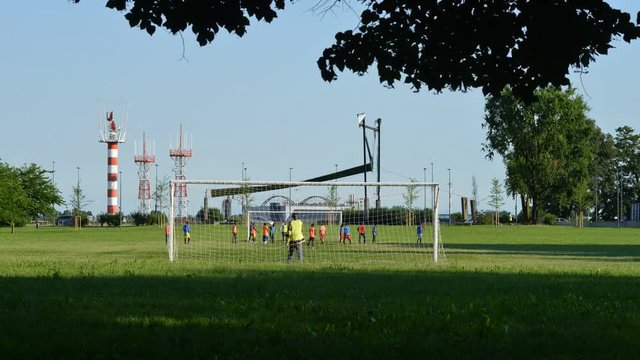 partita a calcio sullo sfondo l'aeroporto di Milano