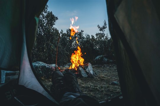 Camping y fogata de noche 