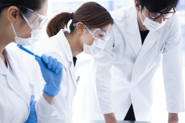 研究結果について真剣に考える女性研究員
