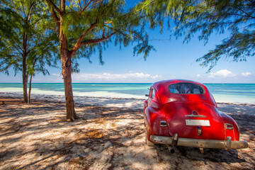 Classic car on a beach in Cuba - obrazy, fototapety, plakaty