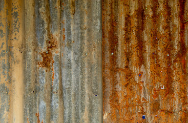 The fence zinc old. The damaged and rust.