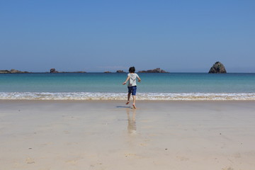 外浦海岸と男の子