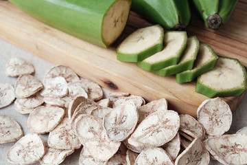 Raw and dried green bananas, plantain flour, resistant flour, prebiotic food © SewcreamStudio