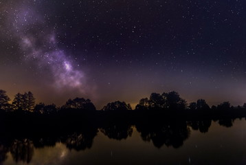 Fototapeta premium Droga mleczna nad wiejskim jeziorem