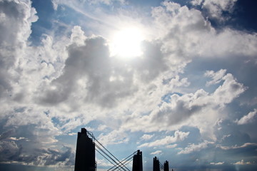 Мачта судна.конструкции и флаги на фоне голубого неба...