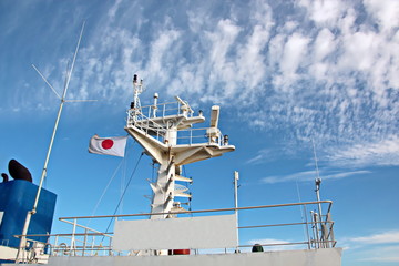 Мачта судна.конструкции и флаги на фоне голубого неба...