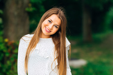 Obraz premium pretty girl tilted to the side of the head and looks at the camera lens