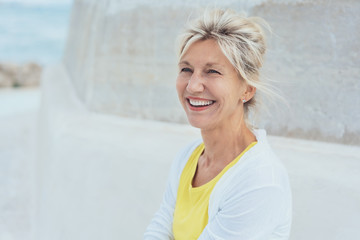 lächelnde ältere Frau genießt den Urlaub 