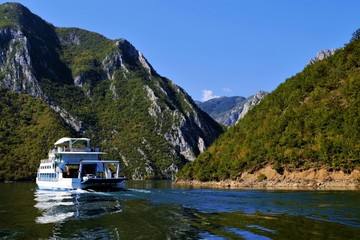 прогулочный корабль на реке среди гор © andros1983