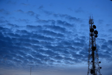 Obraz premium Telecommunication tower Antenna and satellite dish at sunset sky background.