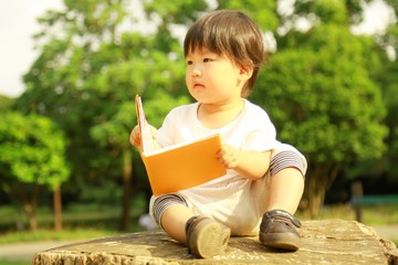 本を読む男の子