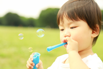 シャボン玉で遊ぶ男の子