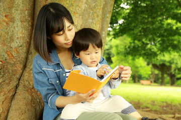 本を読む親子