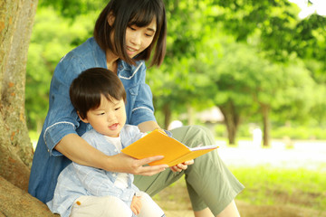 本を読む親子