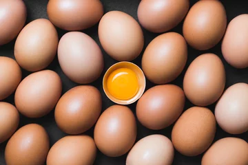 Abwaschbare Fototapete Chicken eggs and egg yolk,top view. © saknakorn