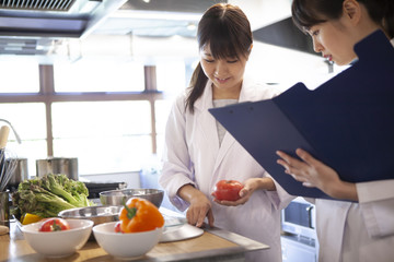 食品衛生管理を行う女性たち