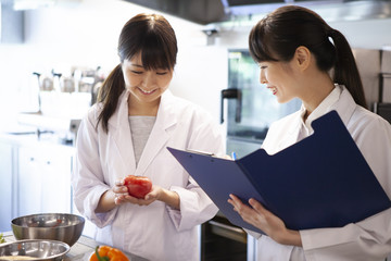 女性栄養士たちが野菜の栄養分析を行っている