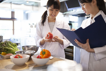 食品の品質検査を行う女性たち