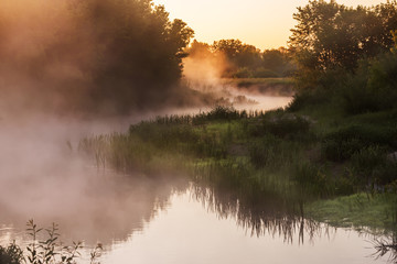 Fototapeta na wymiar beautiful misty early morning on the river. 