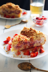 Strawberry crumble pie with slices of berries