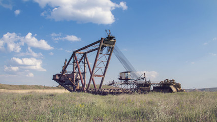 Fototapeta premium The operating machines in the quarry for the extraction of manganese ore