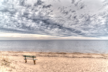 Bank an der Ostsee in Estland