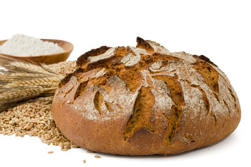 Schönes Brot mit Getreide und Mehl im Hintergrund